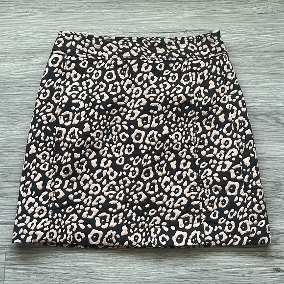 LOFT Leopard Print Pencil Skirt Size 6 - Picture 1 of 7